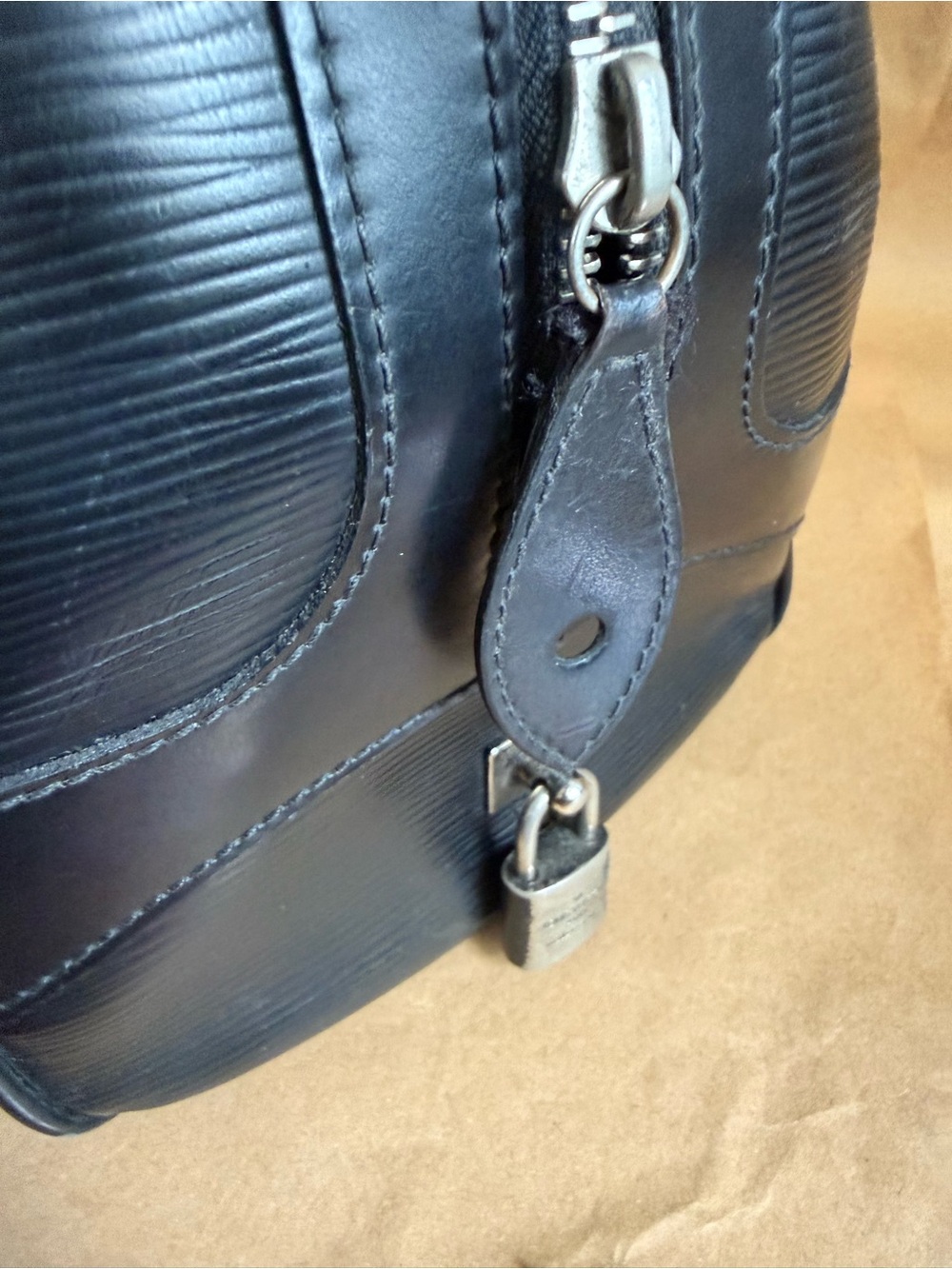 Louis Vuitton Montaigne GM Vintage Bag in Epi Leather - Picture 5 of 12